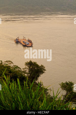 Argentinien, Misiones, Puerto Iguazu, Blick auf The Triple Frontier, dem Rio Parana mit Rio Iguaçu verbindet. Stockfoto