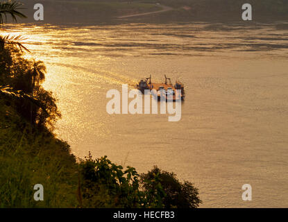 Argentinien, Misiones, Puerto Iguazu, Blick auf The Triple Frontier, dem Rio Parana mit Rio Iguaçu verbindet. Stockfoto