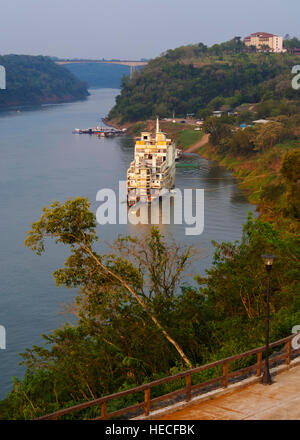 Argentinien, Misiones, Puerto Iguazu, Blick auf The Triple Frontier, dem Rio Parana mit Rio Iguaçu verbindet. Stockfoto