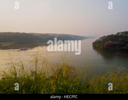 Argentinien, Misiones, Puerto Iguazu, Blick auf The Triple Frontier, dem Rio Parana mit Rio Iguaçu verbindet. Stockfoto