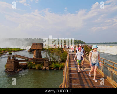 Argentinien, Misiones, Puerto Iguazu, Steg führt zu die Garganta del Diablo. Stockfoto