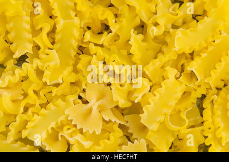 Ungekocht Fliege Farfalle Nudeln Haufen Hintergrund Stockfoto