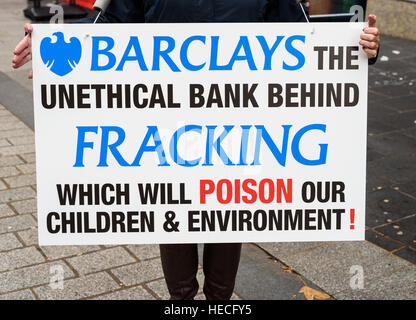 Anti-fracking protestieren. Anti-fracking Mitkämpfer holding Plakat gegen den Spaß des Barclays Bank Stockfoto
