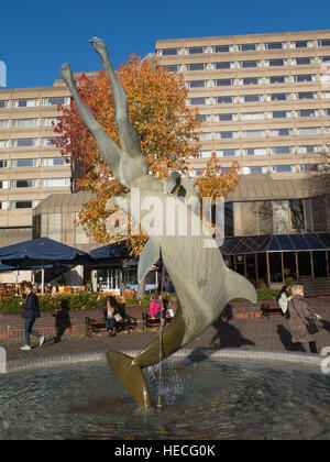 Brunnen Sie, Frau Dolphin Statue Tower Hotel Bäume Stockfoto