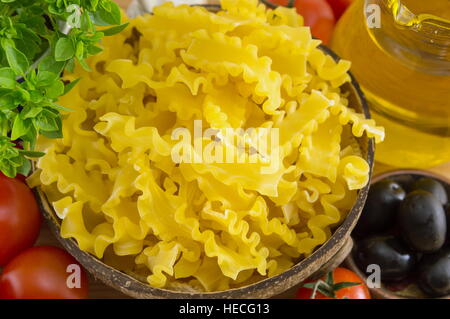 Bow-Tie Farfalle Nudeln in eine Schüssel mit Gemüse auf dem Tisch Stockfoto