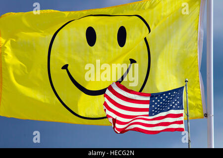 Smiley konfrontiert, Fahne und Flagge der Vereinigten Staaten von Amerika Stockfoto