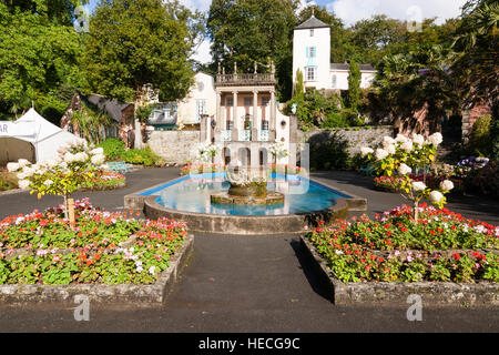 Dekorative Pool und Blume Betten in der zentralen Piazza der Italianate Dorf Portmeirion, Nordwales Stockfoto