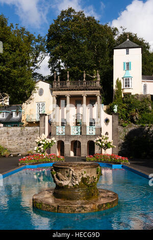 Dekorative Pool und Blume Betten in der zentralen Piazza der Italianate Dorf Portmeirion, Nordwales Stockfoto