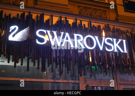 Nahaufnahme von Swarovski Logo auf den Eingang der Store in Zagreb, Kroatien. Swarovski ist ein österreichischer Hersteller von Schmuck. Stockfoto