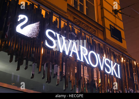 Nahaufnahme von Swarovski Logo auf den Eingang der Store in Zagreb, Kroatien. Swarovski ist ein österreichischer Hersteller von Schmuck. Stockfoto