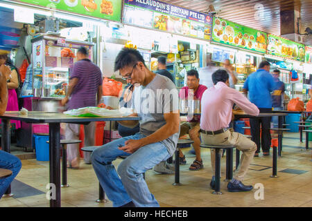 Hawker Center Essensstände im Tekka Markt Serangoon Road, Little India, Singapur Stockfoto