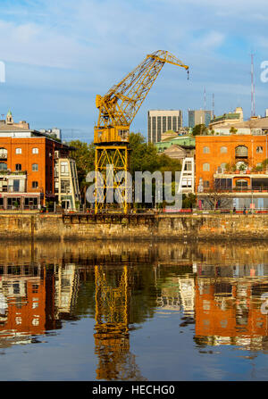 Argentinien, Buenos Aires Provinz, Stadt Buenos Aires, alten Hafenkräne in Puerto Madero. Stockfoto