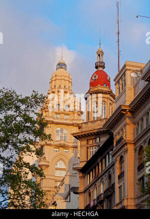 Argentinien, Buenos Aires Provinz, Stadt Buenos Aires, Blick in Richtung des Palacio Barolo Gebäudes auf Avenida de Mayo. Stockfoto