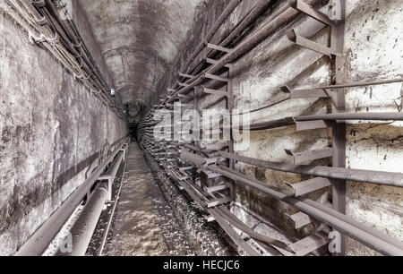 Alten unterirdische Versorgungsleitung Tresor. U-Bahnlinien Kommunikation Stockfoto