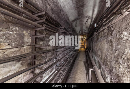 Alten unterirdische Versorgungsleitung Tresor. U-Bahnlinien Kommunikation Stockfoto