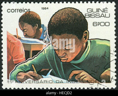 Eine Briefmarke gedruckt in Guinea-Bissau, 11. Jahrestag der Unabhängigkeit gewidmet zeigt die Schüler Stockfoto