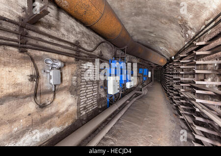 Schaltschränke und andere Ausrüstung im unterirdischen Kommunikation-tunnel Stockfoto