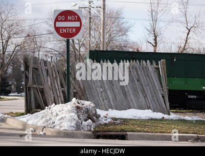 Stop-Schild in der Nähe von alten Zaun Stockfoto