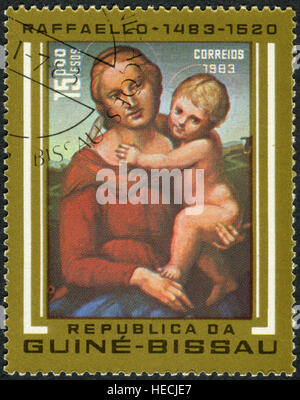 Eine Briefmarke gedruckt in Guinea-Bissau, zeigt ein Gemälde der kleinen Cowper Madonna von Raffael Stockfoto