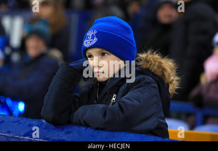 Ein junger Everton-Fan sieht während der Premier-League-Spiel im Goodison Park, Liverpool niedergeschlagen auf der Tribüne. Stockfoto