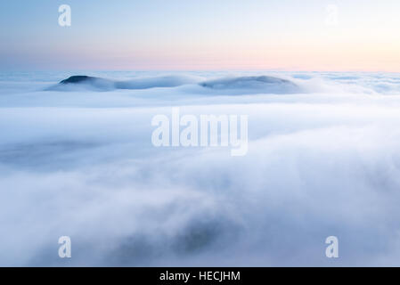 Bergspitzen stossen durch Meer Nebel und Wolken, Isle of Rum, innere Herbides, Schottland Stockfoto