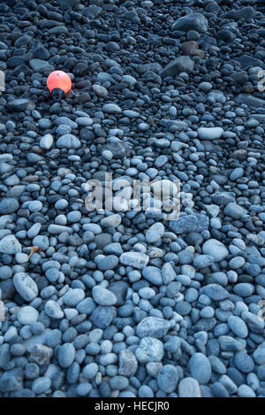 Angeln-Boje angeschwemmt am Boulder Beach, Insel Rum, Schottland, Vereinigtes Königreich Stockfoto