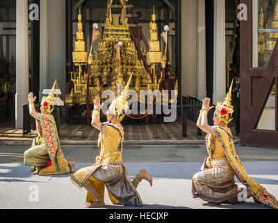 Bangkok, Thailand. 19. Dezember 2016. Thai Tänzer klassischen während der '' Geist besänftigen '' Zeremonie für den königlichen Wagen im Nationalmuseum Bangkok. Die Wagen werden verwendet werden, um den Körper von Bhumibol Adulyadej, der spät König von Thailand und Mitglieder der Royal-Trauerzug zur Einäscherung Website Sanam Luang für seine Majestät Feuerbestattung zu nehmen.  Bildnachweis: ZUMA Press, Inc. Credit: ZUMA Press, Inc./Alamy Live News Stockfoto