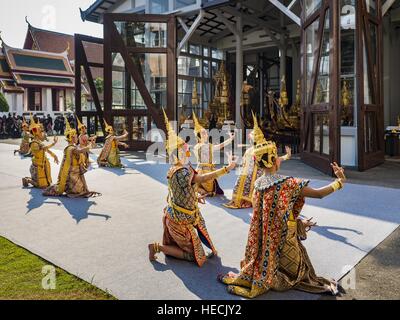 Bangkok, Thailand. 19. Dezember 2016. Thai Tänzer klassischen während der '' Geist besänftigen '' Zeremonie für den königlichen Wagen im Nationalmuseum Bangkok. Die Wagen werden verwendet werden, um den Körper von Bhumibol Adulyadej, der spät König von Thailand und Mitglieder der Royal-Trauerzug zur Einäscherung Website Sanam Luang für seine Majestät Feuerbestattung zu nehmen.  Bildnachweis: ZUMA Press, Inc. Credit: ZUMA Press, Inc./Alamy Live News Stockfoto