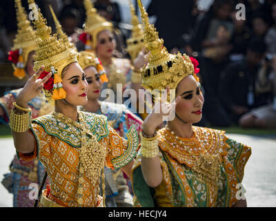 Bangkok, Thailand. 19. Dezember 2016. Thai Tänzer klassischen während der '' Geist besänftigen '' Zeremonie für den königlichen Wagen im Nationalmuseum Bangkok. Die Wagen werden verwendet werden, um den Körper von Bhumibol Adulyadej, der spät König von Thailand und Mitglieder der Royal-Trauerzug zur Einäscherung Website Sanam Luang für seine Majestät Feuerbestattung zu nehmen.  Bildnachweis: ZUMA Press, Inc. Credit: ZUMA Press, Inc./Alamy Live News Stockfoto