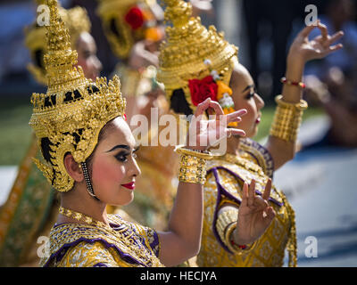 Bangkok, Thailand. 19. Dezember 2016. Thai Tänzer klassischen während der '' Geist besänftigen '' Zeremonie für den königlichen Wagen im Nationalmuseum Bangkok. Die Wagen werden verwendet werden, um den Körper von Bhumibol Adulyadej, der spät König von Thailand und Mitglieder der Royal-Trauerzug zur Einäscherung Website Sanam Luang für seine Majestät Feuerbestattung zu nehmen.  Bildnachweis: ZUMA Press, Inc. Credit: ZUMA Press, Inc./Alamy Live News Stockfoto