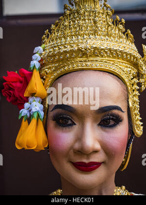 Bangkok, Thailand. 19. Dezember 2016. Eine thailändische klassische Tänzerin bei der '' Geist besänftigen '' Zeremonie statt für den königlichen Wagen im Nationalmuseum Bangkok. Die Wagen werden verwendet werden, um den Körper von Bhumibol Adulyadej, der spät König von Thailand und Mitglieder der Royal-Trauerzug zur Einäscherung Website Sanam Luang für seine Majestät Feuerbestattung zu nehmen.  Bildnachweis: ZUMA Press, Inc. Credit: ZUMA Press, Inc./Alamy Live News Stockfoto