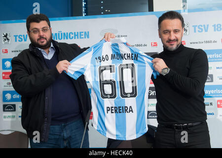 München, Deutschland. 19. Dezember 2016. Jordanischen Investor Hasan Ismaik (l) und der neue Trainer der 2. deutschen Bundesliga Fußball Verein TSV 1860 München, Vitor Pereira, ein t-Shirt mit seinem Namen in München, 19. Dezember 2016 halten. Pereira wird seine neue Aufgabe am 1. Januar einen Vertrag zunächst bis 30. Juni 2018 läuft. Foto: Tobias Hase/Dpa/Alamy Live News Stockfoto