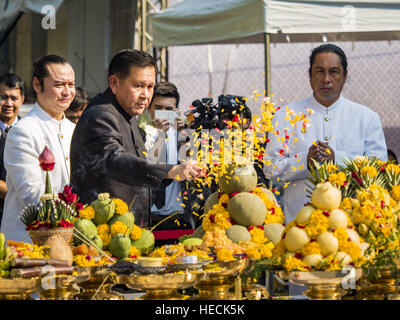 Bangkok, Thailand. 19. Dezember 2016. Eine thailändische Regierung offizielle breitet sich Ringelblume Blüten auf die Angebote für die '' Geist besänftigen '' Zeremonie für den königlichen Wagen im Nationalmuseum Bangkok. Die Wagen werden verwendet werden, um den Körper von Bhumibol Adulyadej, der spät König von Thailand und Mitglieder der Royal-Trauerzug zur Einäscherung Website Sanam Luang für seine Majestät Feuerbestattung zu nehmen. Das Krematorium wird mit Fabelwesen wie Garuda, Engel und Himaphan Wald Kreaturen dekoriert werden. Die Struktur und die Beerdigung Scheiterhaufen stehen knapp über 50 Meter hoch. (Kredit Bild Stockfoto