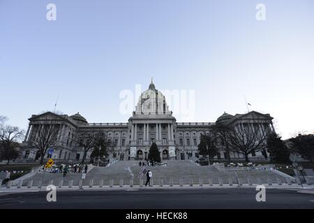 Harrisburg, Pennsylvania, USA. 19. Dezember 2016. Mike Gasm, Middletown, Pennsylvania, marschiert mit einer Fahne an den Stufen des State Capitol Schritte im Hinblick auf Mitglieder des Wahlbüros in Harrisburg, Pennsylvania, am 19. Dezember 2016 © Bastiaan Slabbers/ZUMA Draht/Alamy Live News Stockfoto