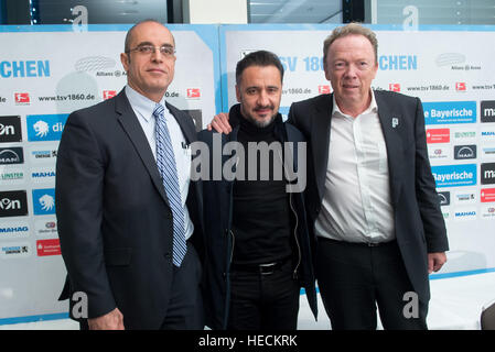 München, Deutschland. 19. Dezember 2016. Der CEO der 2. deutschen Bundesliga Fußball Verein TSV 1860 München, Anthony Power, der neue Trainer Vítor Pereira und der Präsident des TSV 1860 Peter Cassalette zusammenstehen während der Präsentation von Pereira in München, 19. Dezember 2016. Pereira wird seine neue Aufgabe am 1. Januar einen Vertrag zunächst bis 30. Juni 2018 läuft. Foto: Tobias Hase/Dpa/Alamy Live News Stockfoto