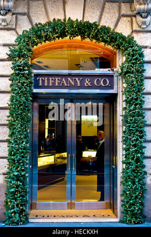 Tiffany & Co. Geschäft in Rom, Geschäft vor dem Eingang. Modeboutique. Luxuriöse Einkaufsmöglichkeiten. Geschäft in der Hauptstraße. Rom Weihnachten. Italien, Europa, EU. Stockfoto