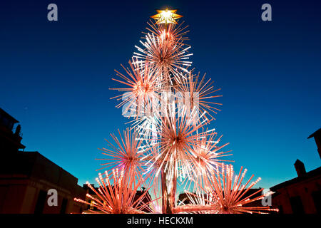 Weihnachtsbeleuchtung, angeboten von Bulgari; an der Spanischen Treppe, Piazza di Spagna. Rom Weihnachtszeit, Weihnachtsstimmung, Wintersaison. Italien, Europa EU Stockfoto