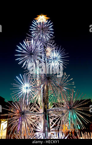 Weihnachtsbeleuchtung, angeboten von Bulgari; an der Spanischen Treppe, Piazza di Spagna. Rom Weihnachtszeit, Weihnachtsstimmung, Wintersaison. Italien, Europa EU Stockfoto