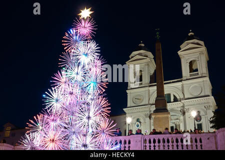 Weihnachtsbaum, angeboten von Bulgari; an der Spanischen Treppe, Trinità dei Monti, Piazza di Spagna. Rom, Italien, Europa, Europäische Union, EU. Stockfoto