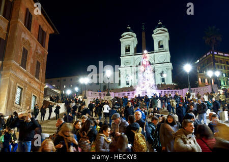 Weihnachtsbaum, angeboten von Bulgari; an der Spanischen Treppe, Trinità dei Monti, Piazza di Spagna. Rom Weihnachtsstimmung, Winter. Italien, Europa, EU Stockfoto