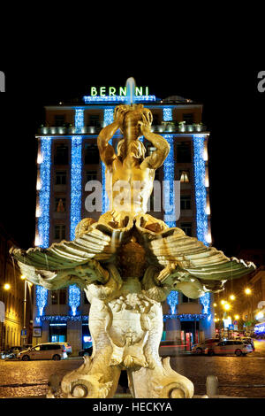 Piazza Barberini zu Weihnachten. Triton Brunnen von Bernini, Gian Lorenzo Bernini Hotel, Luxus 5 Sterne hotel von aussen. Rom Weihnachten, Italien EU bei Nacht Stockfoto