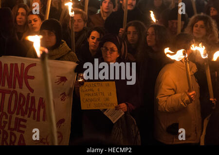 Venedig, Italien. 19. Dezember 2016. Teilnahme an einem Fackelzug Protest gegen Bombenanschläge in Aleppo am 19. Dezember 2016 in Venedig, Italien. Bildnachweis: Simone Padovani/Erwachen/Alamy Live-Nachrichten Stockfoto