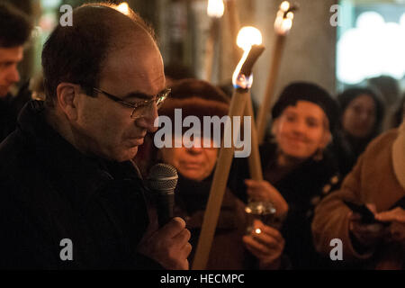 Venedig, Italien. 19. Dezember 2016. Teilnahme an einem Fackelzug Protest gegen Bombenanschläge in Aleppo am 19. Dezember 2016 in Venedig, Italien. Bildnachweis: Simone Padovani/Erwachen/Alamy Live-Nachrichten Stockfoto