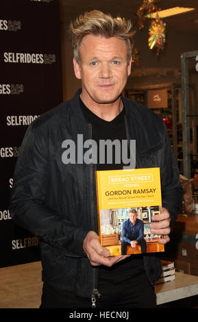 London, UK. 19. Dezember 2016. Gordon Ramsay Unterzeichnung des Bread Street Küche bei Selfridges, Oxford Street, London am 19. Dezember 2016 © KEITH MAYHEW/Alamy Live-Nachrichten Stockfoto