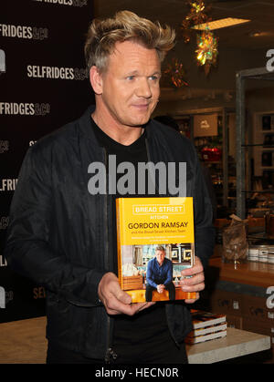 London, UK. 19. Dezember 2016. Gordon Ramsay Unterzeichnung des Bread Street Küche bei Selfridges, Oxford Street, London am 19. Dezember 2016 © KEITH MAYHEW/Alamy Live-Nachrichten Stockfoto