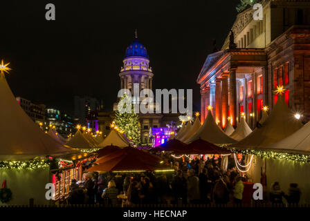 Berlin, Deutschland, 19. Dezember 2016. Weihnachtszauber Markt am Gendarmenmarkt. Weihnachtsmarkt im Zentrum von Berlin am Breitscheidplatz, die von einem möglichen Terroristen getroffen wurde ähnlich anzugreifen dies am Abend. Foto Bailey-Cooper Fotografie/Alamy Live-Nachrichten Stockfoto