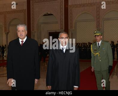 Algier. 20. Dezember 2016. Mauritanian Prime Minister Yahya Ould Hademine (C) besucht eine Willkommenszeremonie abgehalten von seinem algerischen Amtskollegen Abdelmalek Sellal (L) am internationalen Flughafen in Algier 19. Dezember 2016. Yahya Ould Hademine am Montag begann einen Besuch in Algerien. © Xinhua/Alamy Live-Nachrichten Stockfoto