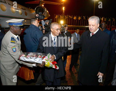 Algier. 20. Dezember 2016. Mauritanian Prime Minister Yahya Ould Hademine (C) besucht eine Willkommenszeremonie abgehalten von seinem algerischen Amtskollegen Abdelmalek Sellal (R) am internationalen Flughafen in Algier 19. Dezember 2016. Yahya Ould Hademine am Montag begann einen Besuch in Algerien. © Xinhua/Alamy Live-Nachrichten Stockfoto