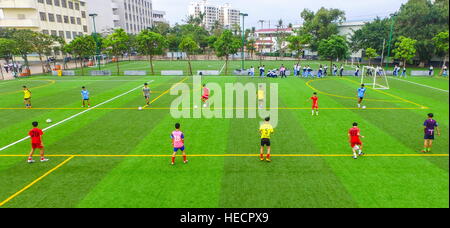 Haikou, Haikou, China. 13. Dezember 2016. Haikou, CHINA-13. Dezember 2016: (nur zur redaktionellen Verwendung. CHINA HERAUS). Studenten spielen Fußball in Lingshan Middle School in Haikou, Hainan Provinz Süd-China, 13. Dezember 2016. © SIPA Asien/ZUMA Draht/Alamy Live-Nachrichten Stockfoto