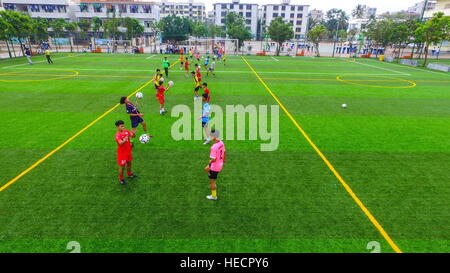 Haikou, Haikou, China. 13. Dezember 2016. Haikou, CHINA-13. Dezember 2016: (nur zur redaktionellen Verwendung. CHINA HERAUS). Studenten spielen Fußball in Lingshan Middle School in Haikou, Hainan Provinz Süd-China, 13. Dezember 2016. © SIPA Asien/ZUMA Draht/Alamy Live-Nachrichten Stockfoto